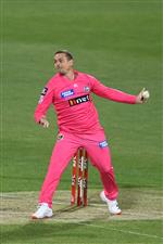 HOBART, AUSTRALIA - DECEMBER 20: Steve O'Keefe of the Sixers bowls during the Big Bash League match between the Sydney Sixers and the Adelaide Strikers at Blundstone Arena, on December 20, 2020, in Hobart, Australia. (Photo by Steve Bell/Getty Images)