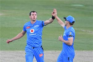 HOBART, AUSTRALIA - DECEMBER 20: Daniel Worrall of the Strikers celebrates the wicket of Jack Edwards of the Sixers
during the Big Bash League match between the Sydney Sixers and the Adelaide Strikers at Blundstone Arena, on December 20, 2020, in Hobart, Australia. (Photo by Steve Bell/Getty Images)