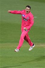 HOBART, AUSTRALIA - DECEMBER 20: Ben Manenti of the Sixers celebrates the wicket of Matt Renshaw of the Strikers during the Big Bash League match between the Sydney Sixers and the Adelaide Strikers at Blundstone Arena, on December 20, 2020, in Hobart, Australia. (Photo by Steve Bell/Getty Images)
