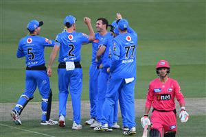 HOBART, AUSTRALIA - DECEMBER 20: Daniel Worrall of the Strikers celebrates the wicket of Josh Philippe of the Sixers
during the Big Bash League match between the Sydney Sixers and the Adelaide Strikers at Blundstone Arena, on December 20, 2020, in Hobart, Australia. (Photo by Steve Bell/Getty Images)