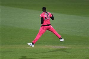 HOBART, AUSTRALIA - DECEMBER 20: Carlos Brathwaite of the Sixers celebrates the wicket of Alex Carey of the Strikers during the Big Bash League match between the Sydney Sixers and the Adelaide Strikers at Blundstone Arena, on December 20, 2020, in Hobart, Australia. (Photo by Steve Bell/Getty Images)