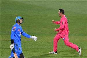HOBART, AUSTRALIA - DECEMBER 20: Ben Manenti of the Sixers celebrates the wicket of Matt Renshaw of the Strikers during the Big Bash League match between the Sydney Sixers and the Adelaide Strikers at Blundstone Arena, on December 20, 2020, in Hobart, Australia. (Photo by Steve Bell/Getty Images)