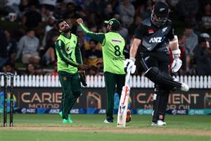 HAMILTON, NEW ZEALAND - DECEMBER 20: Shadab Khan captain of Pakistan drops a catch (L) during the game two of the International T20 series between New Zealand and Pakistan at Seddon Park on December 20, 2020 in Hamilton, New Zealand. (Photo by Fiona Goodall/Getty Images)