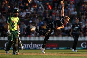 HAMILTON, NEW ZEALAND - DECEMBER 20: Scott Kuggeieijn of New Zealand bowls during game two of the International T20 series between New Zealand and Pakistan at Seddon Park on December 20, 2020 in Hamilton, New Zealand. (Photo by Fiona Goodall/Getty Images)