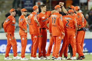 CANBERRA, AUSTRALIA - DECEMBER 22: Aaron Hardie of the Scorchers celebrates the wicket of Usman Khawaja of the Thunder during the Big Bash League match between the Sydney Thunder and the Perth Scorchers at Manuka Oval, on December 22, 2020, in Canberra, Australia. (Photo by Darrian Traynor/Getty Images)