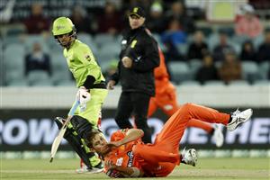CANBERRA, AUSTRALIA - DECEMBER 22: Aaron Hardie of the Scorchers dives for the ball during the Big Bash League match between the Sydney Thunder and the Perth Scorchers at Manuka Oval, on December 22, 2020, in Canberra, Australia. (Photo by Darrian Traynor/Getty Images)