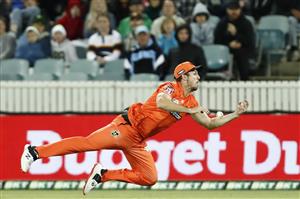 CANBERRA, AUSTRALIA - DECEMBER 22: Mitch Marsh of the Perth Scorchers drops a catch during the Big Bash League match between the Sydney Thunder and the Perth Scorchers at Manuka Oval, on December 22, 2020, in Canberra, Australia. (Photo by Darrian Traynor/Getty Images)