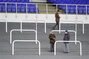 SUNBURY, ENGLAND - DECEMBER 26: Owners at Kempton Park Racecourse on December 26, 2020 in Sunbury, England. Owners are allowed to attend if they have a runner at the meeting otherwise racing remains behind closed doors to the public due to the Coronavirus pandemic. (Photo by Alan Crowhurst/Getty Images)