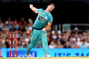 BRISBANE, AUSTRALIA - DECEMBER 27: Mark Steketee of the Heat bowls during the Big Bash League match between the Brisbane Heat and the Hobart Hurricanes at The Gabba, on December 27, 2020, in Brisbane, Australia. (Photo by Bradley Kanaris/Getty Images)