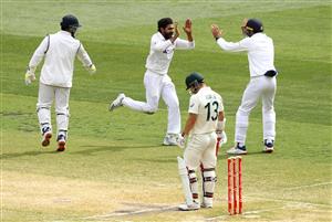 MELBOURNE, AUSTRALIA - DECEMBER 28: Ravindra Jadeja of India celebrates taking the wicket of Matthew Wade of Australia during day three of the Second Test match between Australia and India at Melbourne Cricket Ground on December 28, 2020 in Melbourne, Australia. (Photo by Robert Cianflone/Getty Images)