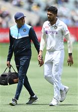 MELBOURNE, AUSTRALIA - DECEMBER 28: Umesh Yadav of India leaves the field injured during day three of the Second Test match between Australia and India at Melbourne Cricket Ground on December 28, 2020 in Melbourne, Australia. (Photo by Quinn Rooney/Getty Images)