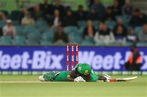 CANBERRA, AUSTRALIA - DECEMBER 29: Andre Fletcher of the Stars falls to the ground after avoiding a runout during the Big Bash League match between Sydney Thunder and the Melbourne Stars at Manuka Oval, on December 29, 2020, in Canberra, Australia. (Photo by Mike Owen/Getty Images)