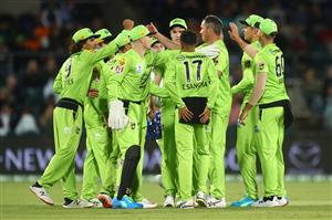 CANBERRA, AUSTRALIA - DECEMBER 29: Thunder players celebrate after dismissing Glenn Maxwell of the Stars during the Big Bash League match between Sydney Thunder and the Melbourne Stars at Manuka Oval, on December 29, 2020, in Canberra, Australia. (Photo by Mike Owen/Getty Images)