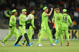 CANBERRA, AUSTRALIA - DECEMBER 29: Thunder players celebrate after dismissing Glenn Maxwell of the Stars during the Big Bash League match between Sydney Thunder and the Melbourne Stars at Manuka Oval, on December 29, 2020, in Canberra, Australia. (Photo by Mike Owen/Getty Images)