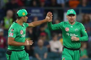 CANBERRA, AUSTRALIA - DECEMBER 29: Ben Dunk (r) of the Stars celebrates after catching out Ollie Davies of the Thunder during the Big Bash League match between Sydney Thunder and the Melbourne Stars at Manuka Oval, on December 29, 2020, in Canberra, Australia. (Photo by Mike Owen/Getty Images)