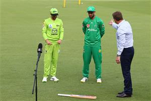 CANBERRA, AUSTRALIA - DECEMBER 29: Callum Ferguson of the Thunder and Glenn Maxwell of the Stars take part in the bat flip prior to the Big Bash League match between Sydney Thunder and the Melbourne Stars at Manuka Oval, on December 29, 2020, in Canberra, Australia. (Photo by Mike Owen/Getty Images)