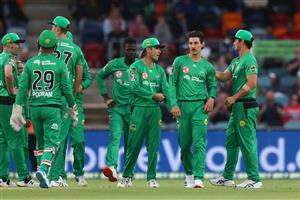 CANBERRA, AUSTRALIA - DECEMBER 29: Stars players congratulate Nic Maddinson of the Stars after dismissing Alex Hales of the Thunder during the Big Bash League match between Sydney Thunder and the Melbourne Stars at Manuka Oval, on December 29, 2020, in Canberra, Australia. (Photo by Mike Owen/Getty Images)