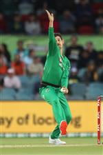 CANBERRA, AUSTRALIA - DECEMBER 29: Nic Maddinson of the Stars bowls during the Big Bash League match between Sydney Thunder and the Melbourne Stars at Manuka Oval, on December 29, 2020, in Canberra, Australia. (Photo by Mike Owen/Getty Images)