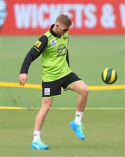 CANBERRA, AUSTRALIA - DECEMBER 29: Sam Billings of the Thunder warms up prior to the Big Bash League match between Sydney Thunder and the Melbourne Stars at Manuka Oval, on December 29, 2020, in Canberra, Australia. (Photo by Mike Owen/Getty Images)