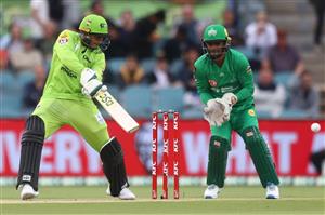 CANBERRA, AUSTRALIA - DECEMBER 29: Usman Khawaja of the Thunder bats during the Big Bash League match between Sydney Thunder and the Melbourne Stars at Manuka Oval, on December 29, 2020, in Canberra, Australia. (Photo by Mike Owen/Getty Images)