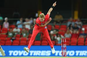GOLD COAST, AUSTRALIA - DECEMBER 29: Will Sutherland of the Renegades bowls during the Big Bash League match between the Melbourne Renegades and the Sydney Sixers at Metricon Stadium, on December 29, 2020, in Gold Coast, Australia. (Photo by Chris Hyde/Getty Images)