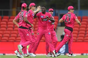 GOLD COAST, AUSTRALIA - DECEMBER 29: Carlos Brathwaite of the Sixers celebrates dismissing Shaun Marsh of the Renegades during the Big Bash League match between the Melbourne Renegades and the Sydney Sixers at Metricon Stadium, on December 29, 2020, in Gold Coast, Australia. (Photo by Chris Hyde/Getty Images)