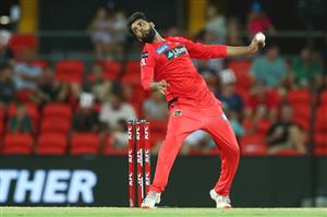 GOLD COAST, AUSTRALIA - DECEMBER 29: Imad Wasim of the Renegades bowls during the Big Bash League match between the Melbourne Renegades and the Sydney Sixers at Metricon Stadium, on December 29, 2020, in Gold Coast, Australia. (Photo by Chris Hyde/Getty Images)