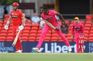 GOLD COAST, AUSTRALIA - DECEMBER 29: Jason Holder of the Sixers bowls during the Big Bash League match between the Melbourne Renegades and the Sydney Sixers at Metricon Stadium, on December 29, 2020, in Gold Coast, Australia. (Photo by Chris Hyde/Getty Images)