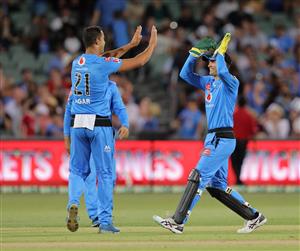 ADELAIDE, AUSTRALIA - DECEMBER 31: Wes Agar of the Adelaide Strikers and Alex Carey of the Adelaide Strikers celebrate during the Big Bash League match between the Adelaide Strikers and the Perth Scorchers at Adelaide Oval, on December 31, 2020, in Adelaide, Australia. (Photo by Daniel Kalisz/Getty Images)