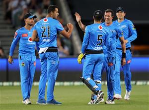 ADELAIDE, AUSTRALIA - DECEMBER 31: Wes Agar of the Adelaide Strikers and Alex Carey of the Adelaide Strikers celebrate during the Big Bash League match between the Adelaide Strikers and the Perth Scorchers at Adelaide Oval, on December 31, 2020, in Adelaide, Australia. (Photo by Daniel Kalisz/Getty Images)