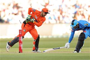 ADELAIDE, AUSTRALIA - DECEMBER 31: Josh Inglis of the Perth Scorchers keeps wicket during the Big Bash League match between the Adelaide Strikers and the Perth Scorchers at Adelaide Oval, on December 31, 2020, in Adelaide, Australia. (Photo by Daniel Kalisz/Getty Images)
