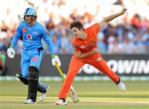 ADELAIDE, AUSTRALIA - DECEMBER 31: Mitch Marsh of the Perth Scorchers bowls during the Big Bash League match between the Adelaide Strikers and the Perth Scorchers at Adelaide Oval, on December 31, 2020, in Adelaide, Australia. (Photo by Daniel Kalisz/Getty Images)