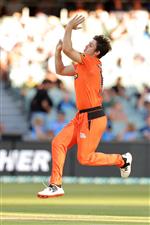 ADELAIDE, AUSTRALIA - DECEMBER 31: Mitch Marsh of the Perth Scorchers bowls during the Big Bash League match between the Adelaide Strikers and the Perth Scorchers at Adelaide Oval, on December 31, 2020, in Adelaide, Australia. (Photo by Daniel Kalisz/Getty Images)