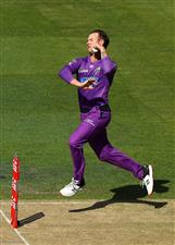 HOBART, AUSTRALIA - JANUARY 04: D'arcy Short of the Hobart Hurricanes bowls during the Big Bash League match between the Melbourne Stars and the Hobart Hurricanes at Blundstone Arena, on January 04, 2021, in Hobart, Australia. (Photo by Robert Cianflone/Getty Images)