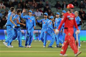 ADELAIDE, AUSTRALIA - JANUARY 05: Alex Carey of the Adelaide Strikers celebrates with his team mates during the Big Bash League match between the Melbourne Renegades and the Adelaide Strikers at Adelaide Oval, on January 05, 2021, in Adelaide, Australia. (Photo by Daniel Kalisz/Getty Images)