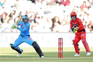 ADELAIDE, AUSTRALIA - JANUARY 05: Alex Carey of the Adelaide Strikers bats during the Big Bash League match between the Melbourne Renegades and the Adelaide Strikers at Adelaide Oval, on January 05, 2021, in Adelaide, Australia. (Photo by Daniel Kalisz/Getty Images)