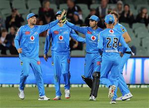 ADELAIDE, AUSTRALIA - JANUARY 05: Alex Carey of the Adelaide Strikers celebrates with his team mates during the Big Bash League match between the Melbourne Renegades and the Adelaide Strikers at Adelaide Oval, on January 05, 2021, in Adelaide, Australia. (Photo by Daniel Kalisz/Getty Images)