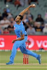 ADELAIDE, AUSTRALIA - JANUARY 05: Wes Agar of the Adelaide Strikers bowls during the Big Bash League match between the Melbourne Renegades and the Adelaide Strikers at Adelaide Oval, on January 05, 2021, in Adelaide, Australia. (Photo by Daniel Kalisz/Getty Images)