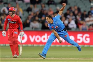 ADELAIDE, AUSTRALIA - JANUARY 05: Harry Conway of the Strikers bowls during the Big Bash League match between the Melbourne Renegades and the Adelaide Strikers at Adelaide Oval, on January 05, 2021, in Adelaide, Australia. (Photo by Daniel Kalisz/Getty Images)