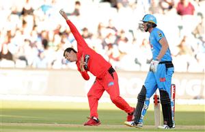 ADELAIDE, AUSTRALIA - JANUARY 05: Josh Lalor of the Renegades bowls during the Big Bash League match between the Melbourne Renegades and the Adelaide Strikers at Adelaide Oval, on January 05, 2021, in Adelaide, Australia. (Photo by Daniel Kalisz/Getty Images)