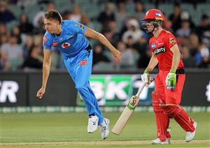 ADELAIDE, AUSTRALIA - JANUARY 05: Harry Conway of the Strikers bowls during the Big Bash League match between the Melbourne Renegades and the Adelaide Strikers at Adelaide Oval, on January 05, 2021, in Adelaide, Australia. (Photo by Daniel Kalisz/Getty Images)