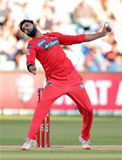 ADELAIDE, AUSTRALIA - JANUARY 05: Imad Wasim of the Renegades bowls during the Big Bash League match between the Melbourne Renegades and the Adelaide Strikers at Adelaide Oval, on January 05, 2021, in Adelaide, Australia. (Photo by Daniel Kalisz/Getty Images)