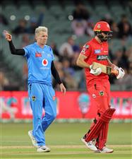 ADELAIDE, AUSTRALIA - JANUARY 05: Peter Siddle of the Strikers celebrates during the Big Bash League match between the Melbourne Renegades and the Adelaide Strikers at Adelaide Oval, on January 05, 2021, in Adelaide, Australia. (Photo by Daniel Kalisz/Getty Images)