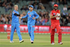 ADELAIDE, AUSTRALIA - JANUARY 05: Peter Siddle of the Strikers celebrates during the Big Bash League match between the Melbourne Renegades and the Adelaide Strikers at Adelaide Oval, on January 05, 2021, in Adelaide, Australia. (Photo by Daniel Kalisz/Getty Images)
