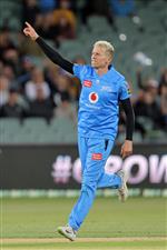 ADELAIDE, AUSTRALIA - JANUARY 05: Peter Siddle of the Strikers celebrates during the Big Bash League match between the Melbourne Renegades and the Adelaide Strikers at Adelaide Oval, on January 05, 2021, in Adelaide, Australia. (Photo by Daniel Kalisz/Getty Images)