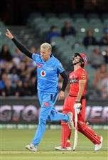 ADELAIDE, AUSTRALIA - JANUARY 05: Peter Siddle of the Strikers celebrates during the Big Bash League match between the Melbourne Renegades and the Adelaide Strikers at Adelaide Oval, on January 05, 2021, in Adelaide, Australia. (Photo by Daniel Kalisz/Getty Images)