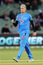 ADELAIDE, AUSTRALIA - JANUARY 05: Peter Siddle of the Strikers celebrates during the Big Bash League match between the Melbourne Renegades and the Adelaide Strikers at Adelaide Oval, on January 05, 2021, in Adelaide, Australia. (Photo by Daniel Kalisz/Getty Images)
