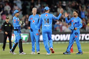 ADELAIDE, AUSTRALIA - JANUARY 05: Peter Siddle of the Strikers celebrates with his team mates during the Big Bash League match between the Melbourne Renegades and the Adelaide Strikers at Adelaide Oval, on January 05, 2021, in Adelaide, Australia. (Photo by Daniel Kalisz/Getty Images)