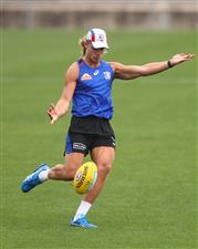 MELBOURNE, AUSTRALIA - JANUARY 06: Bailey Smith of the Bulldogs kicks the ball during a Western Bulldogs AFL training session at Whitten Oval on January 06, 2021 in Melbourne, Australia. (Photo by Mike Owen/Getty Images)