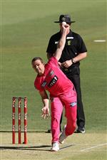 PERTH, AUSTRALIA - JANUARY 06: Stephen O'Keefe of the Sixers bowls during the Big Bash League match between the Perth Scorchers and the Sydney Sixers at Optus Stadium, on January 06, 2021, in Perth, Australia. (Photo by Paul Kane/Getty Images)